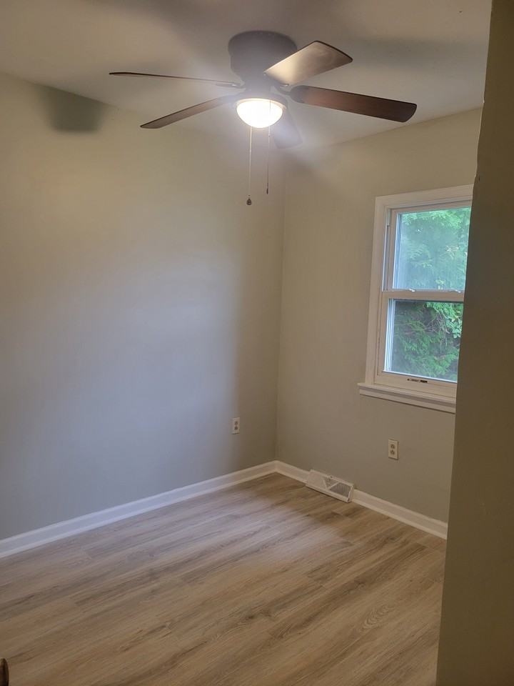 1087 Commonwealth Blvd - Photo 5 of 8