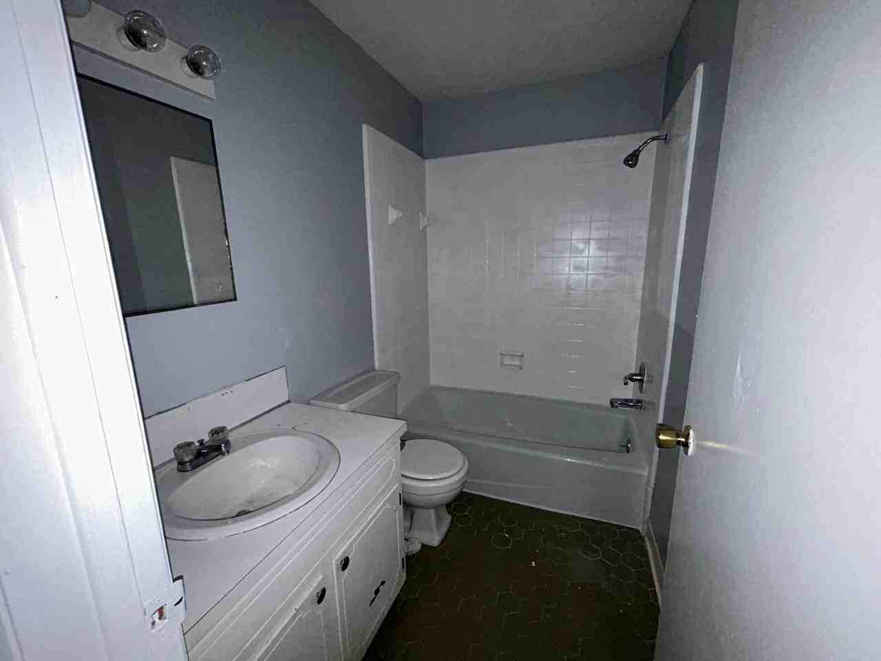 489 Nicholas St Se - Photo 2 of 6