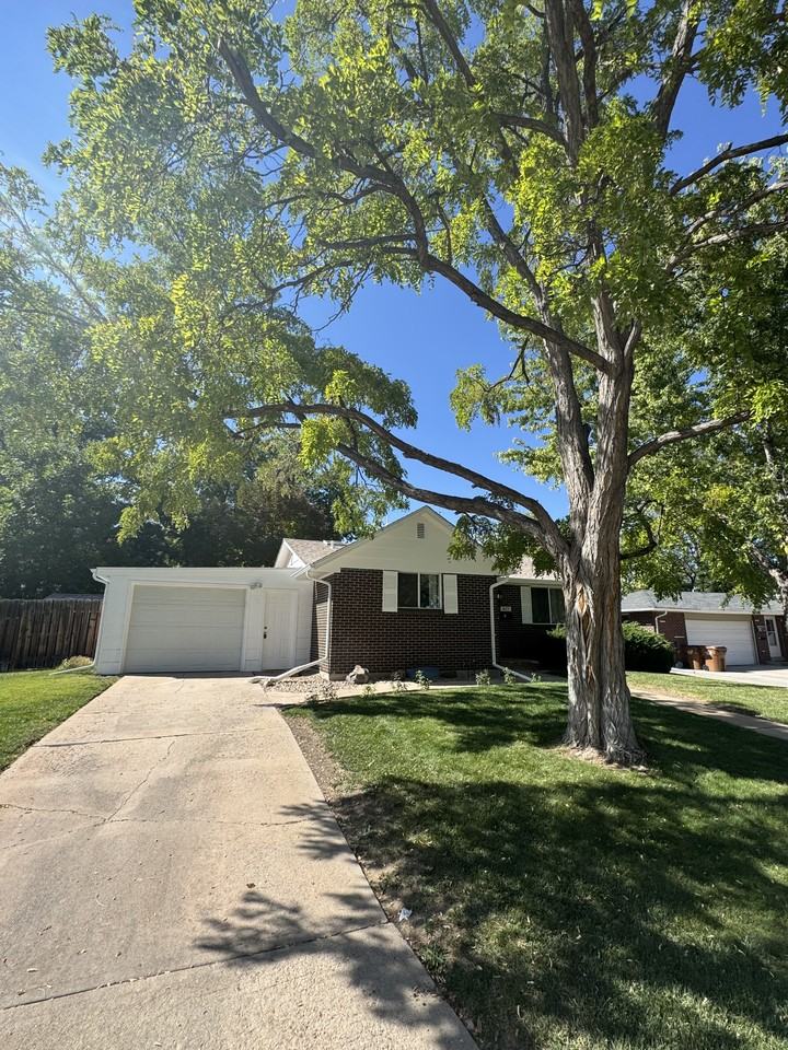 1623 S Cody St - Photo 2 of 20