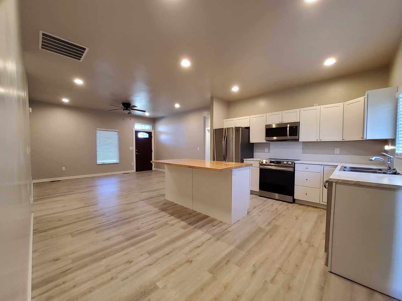 921 Thunder Mountain St - Photo 3 of 16