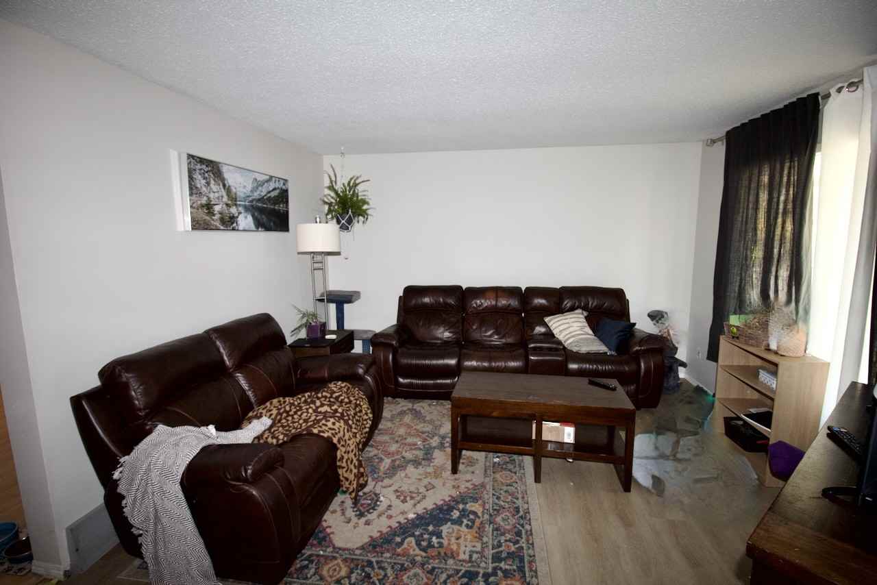 9520 82 St - Photo 3 of 12