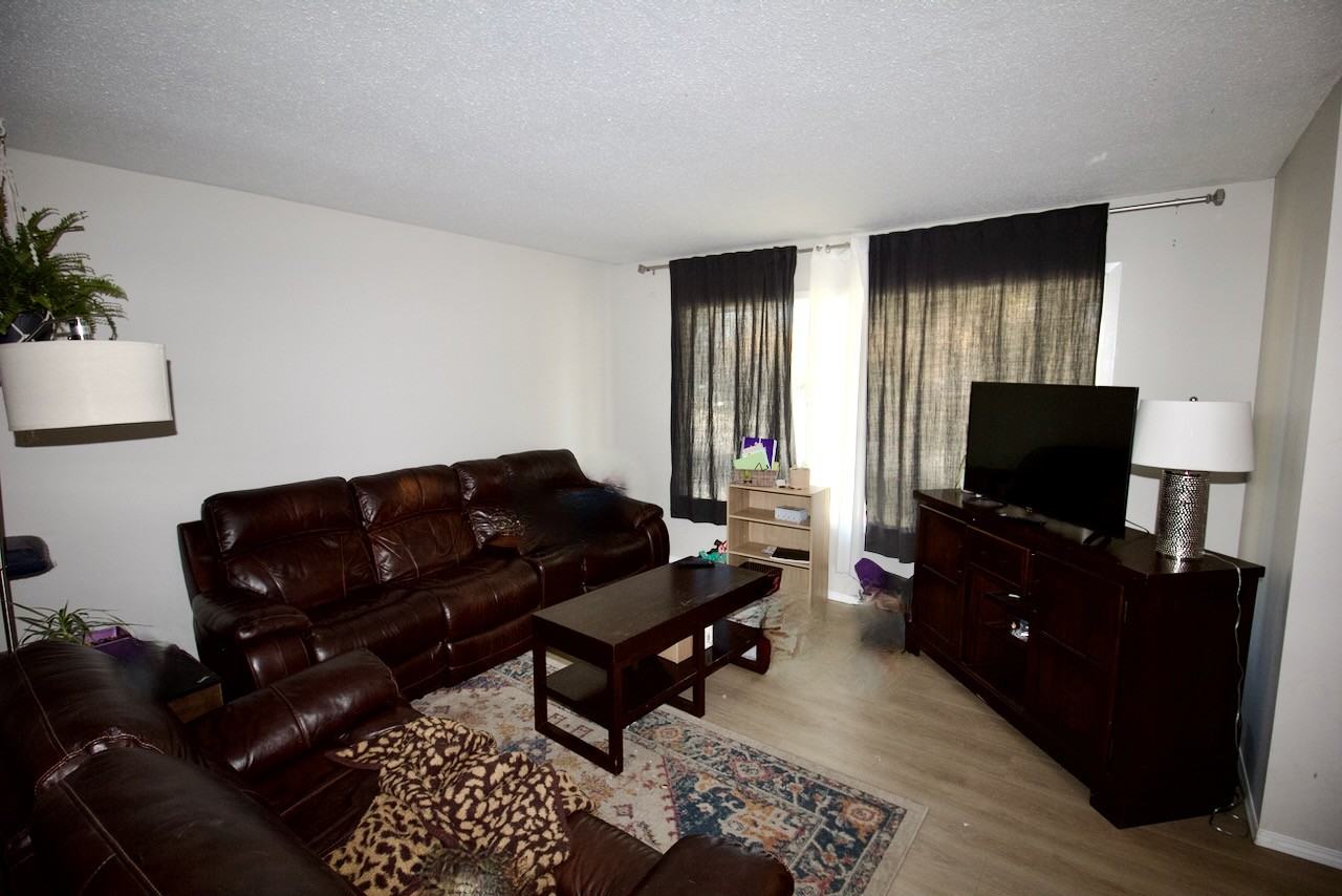 9520 82 St - Photo 2 of 12