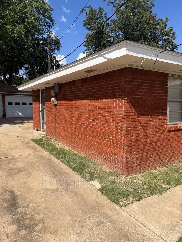 641 Sw 53rd St - Photo 3 of 17