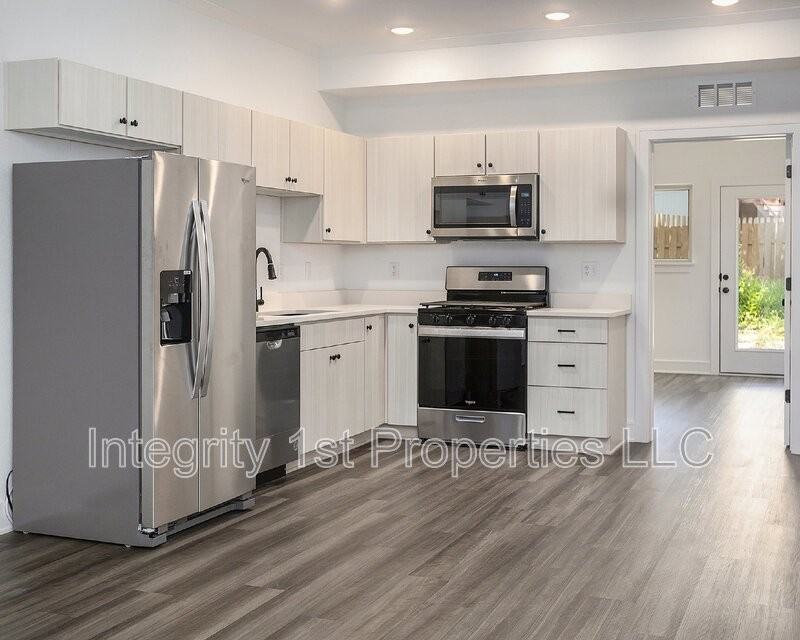 5926 Nw 88th St - Photo 4 of 20