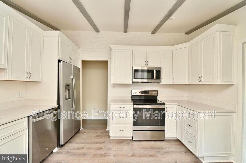 2501 Stirrup Ln - Photo 3 of 35