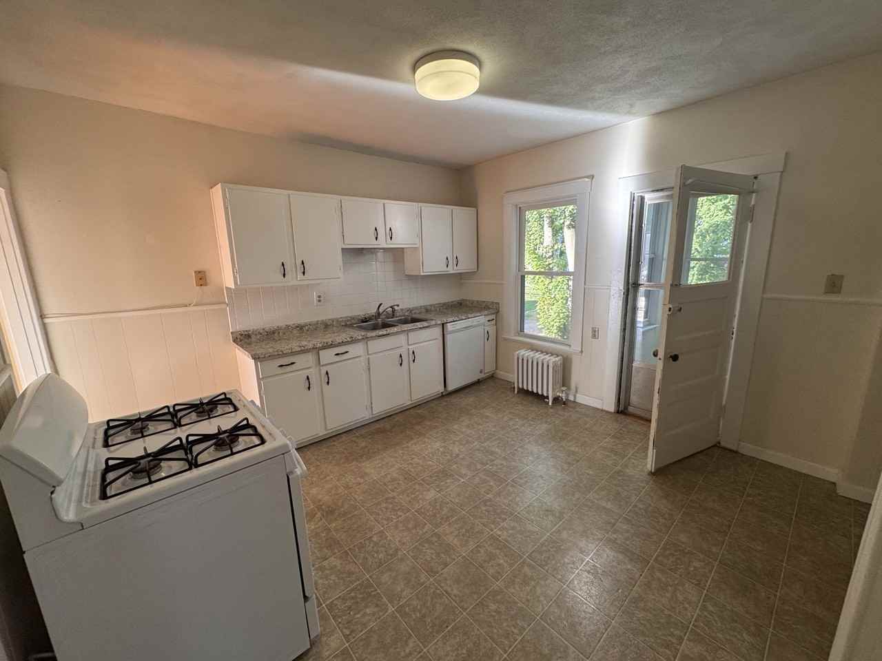 44 Wilson Ave - Photo 4 of 22