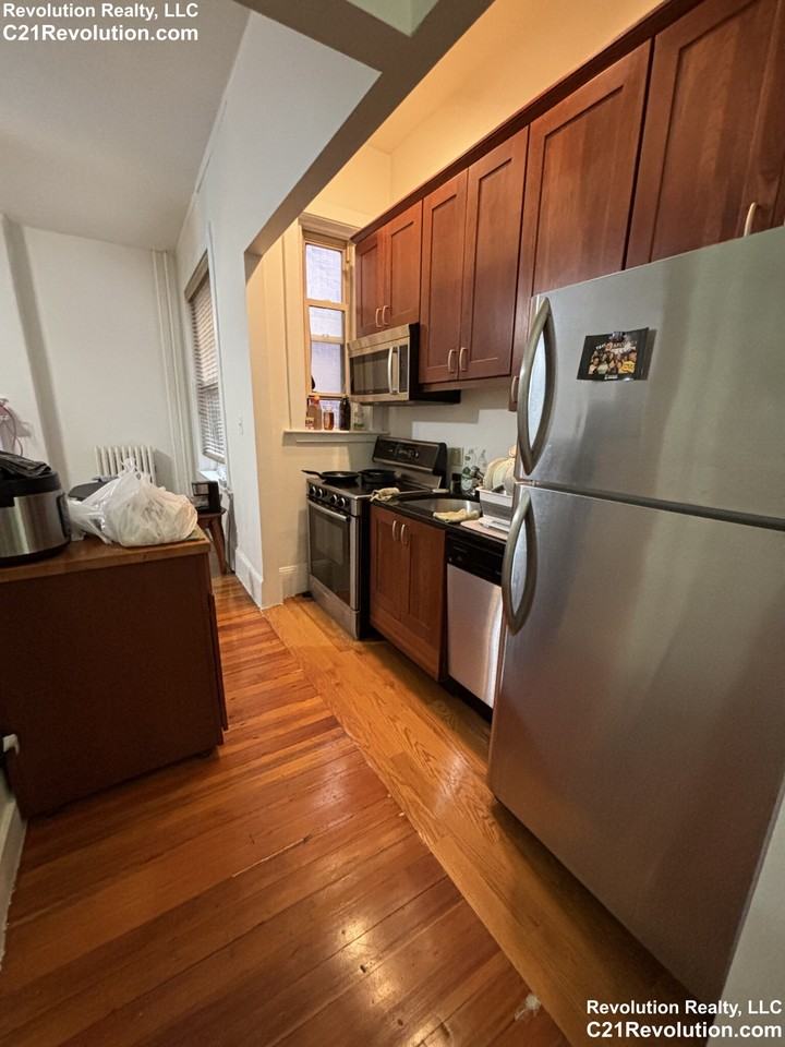 27 Peterborough St #8 - Photo 3 of 7
