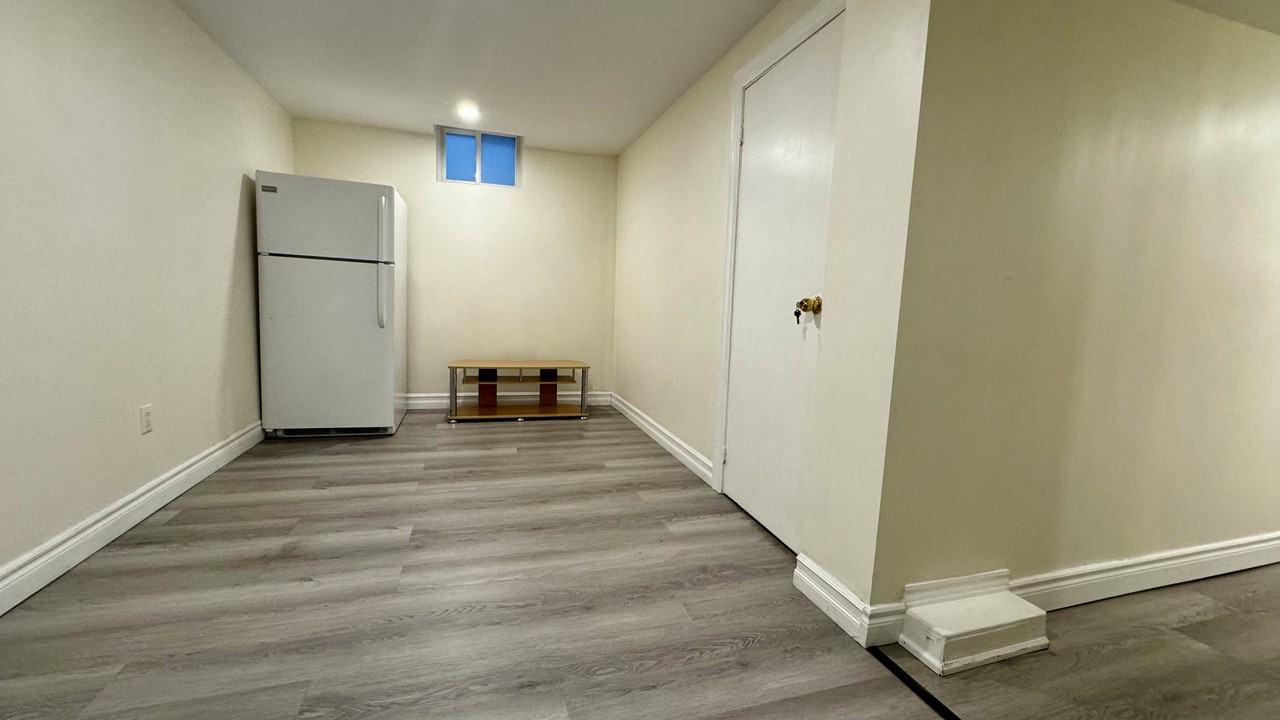 111 Courtlands Drive - Photo 3 of 39