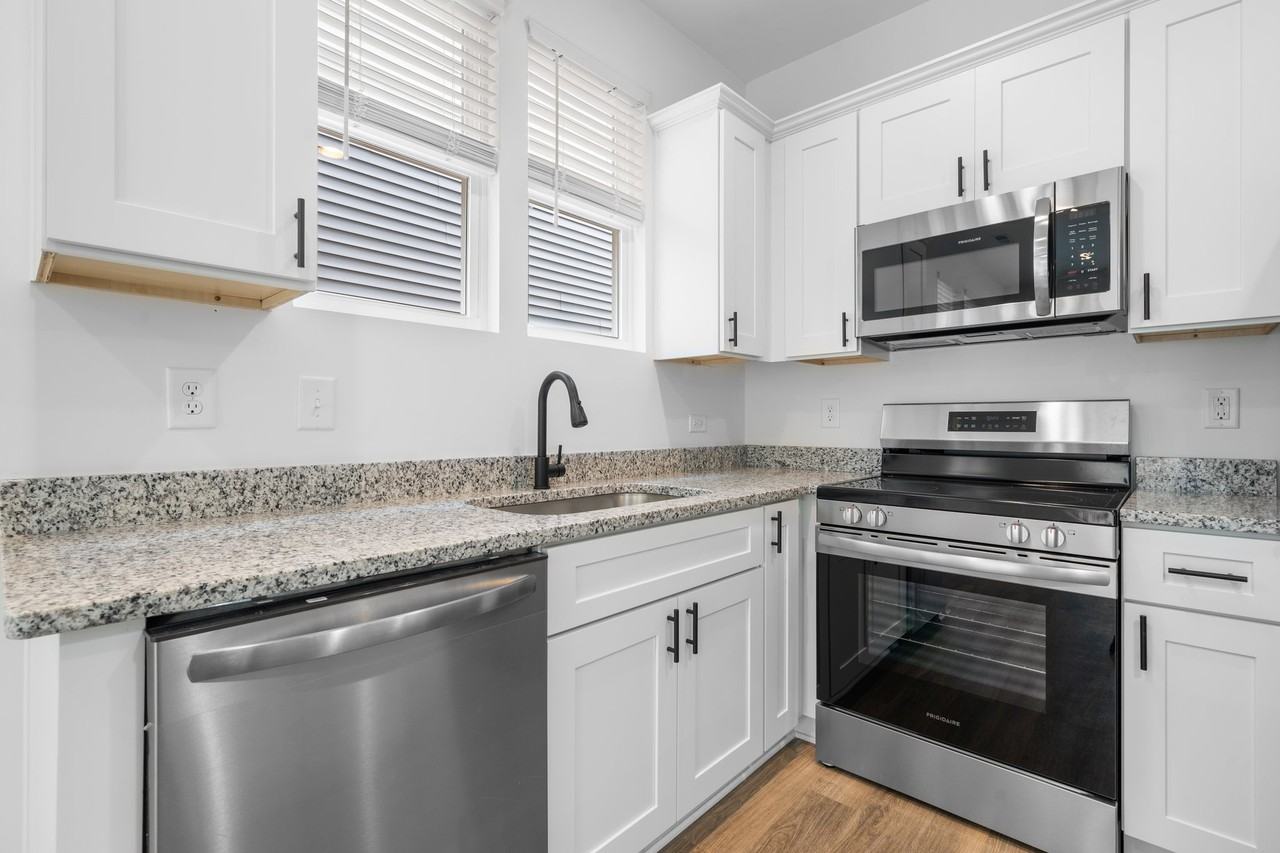 203 9th Ave Se #205 - Photo 3 of 31