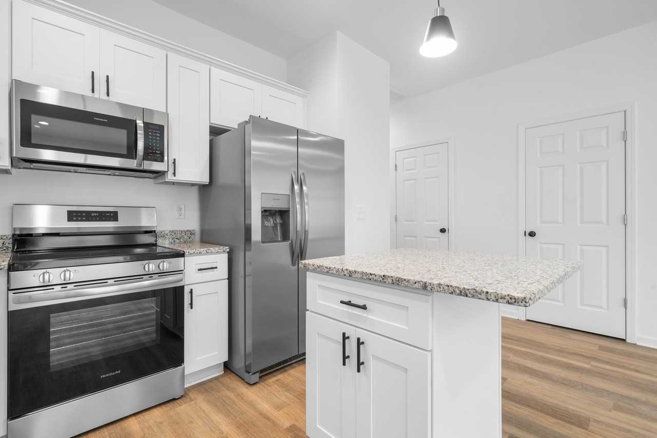 203 9th Ave Se #205 - Photo 4 of 31