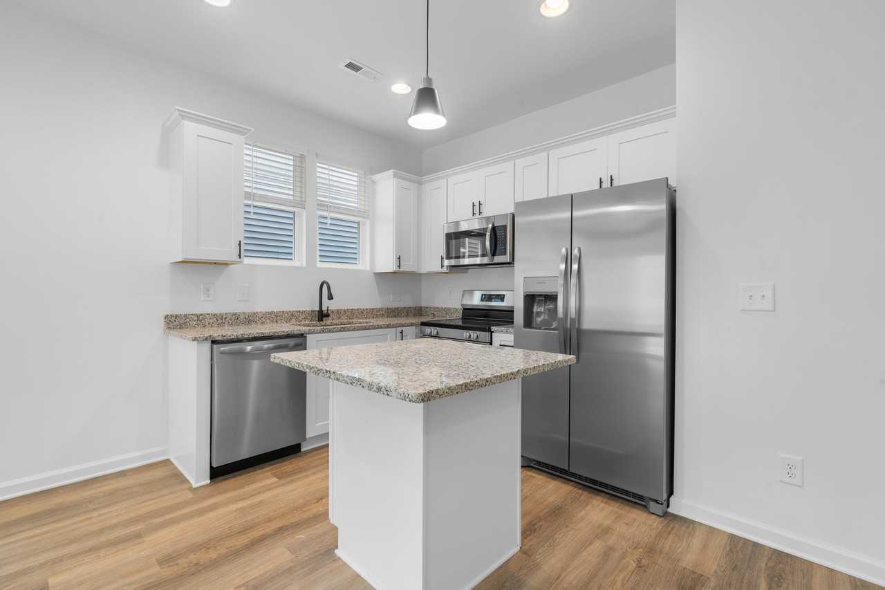 203 9th Ave Se #205 - Photo 5 of 31