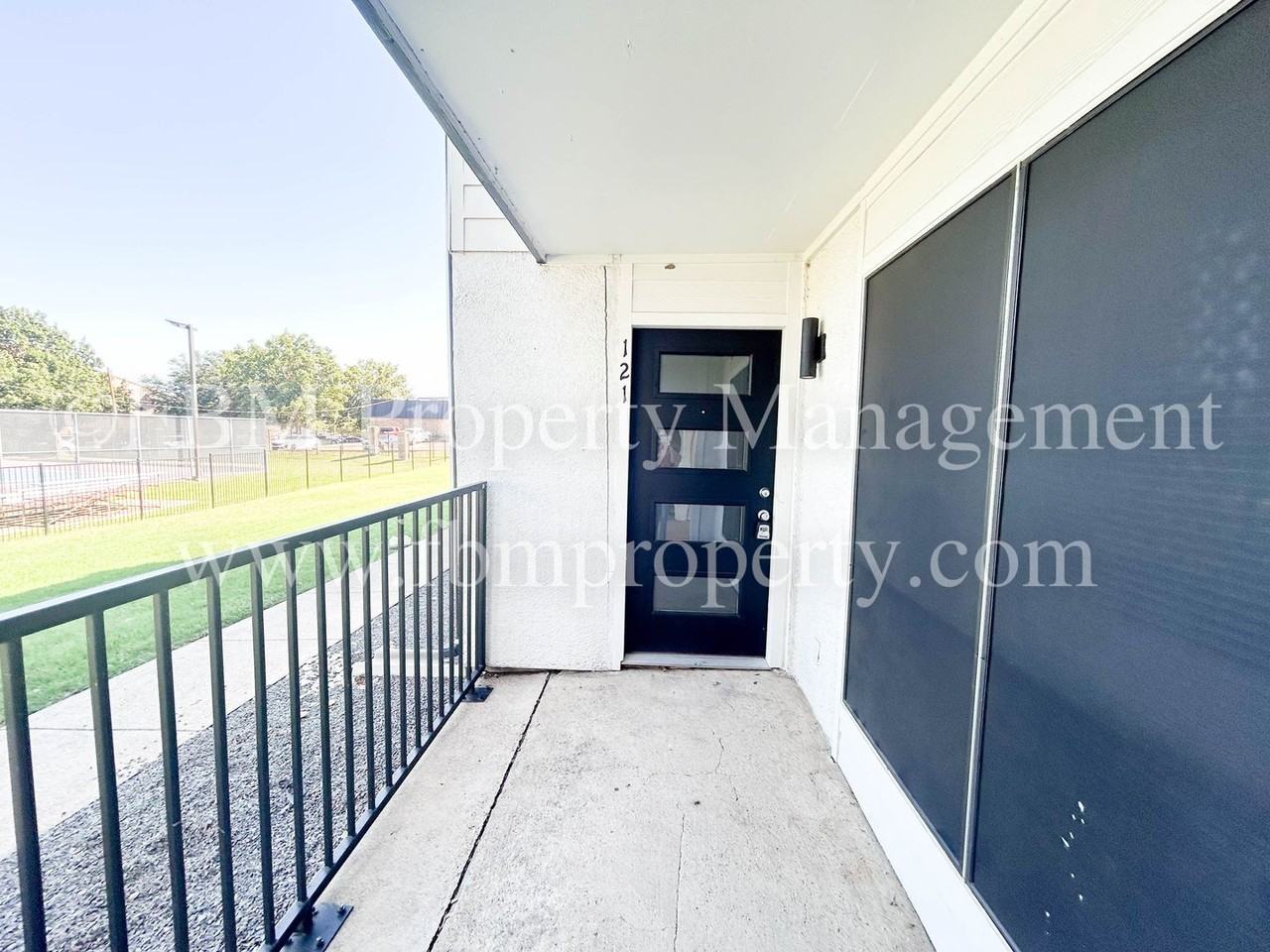 Colonial Place - Photo 3 of 30