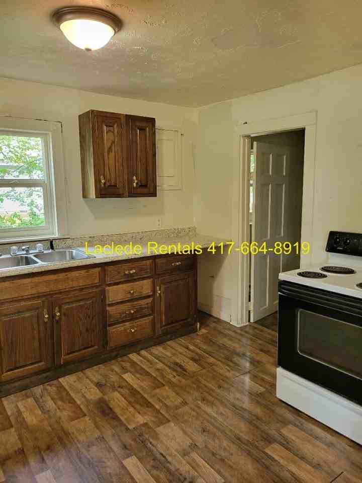 540 Center St - Photo 4 of 8