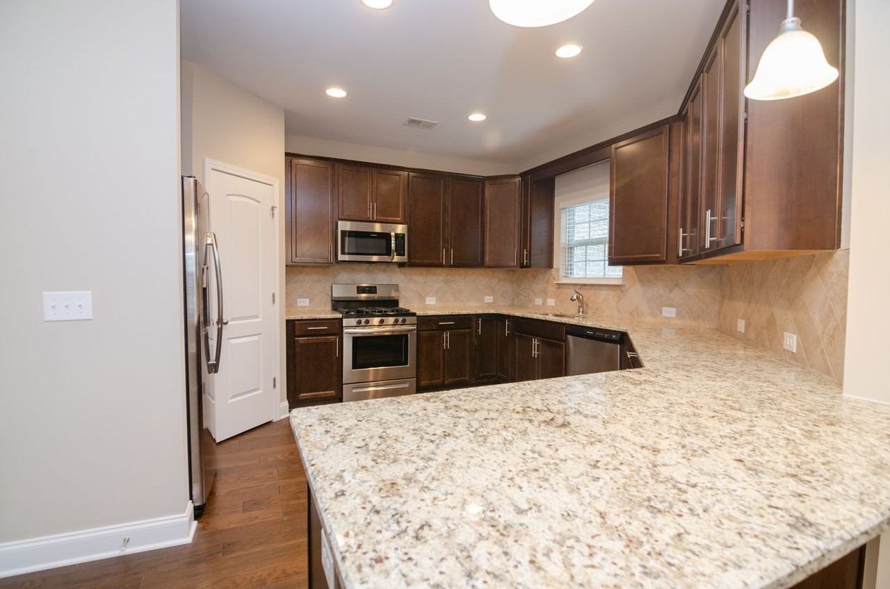 2045 Moultrie Cir - Photo 4 of 23