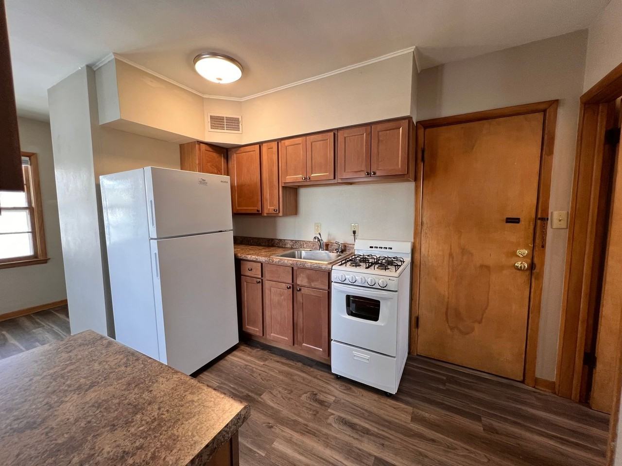 633 Walnut St - Photo 2 of 11