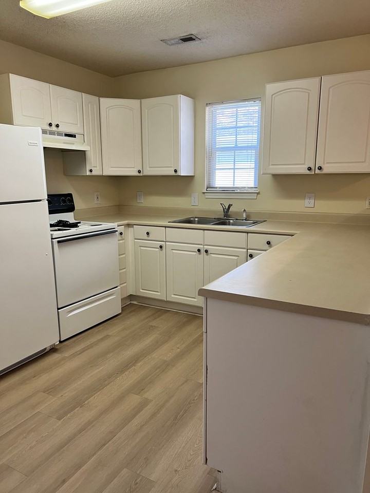 214 Charter Dr - Photo 3 of 9