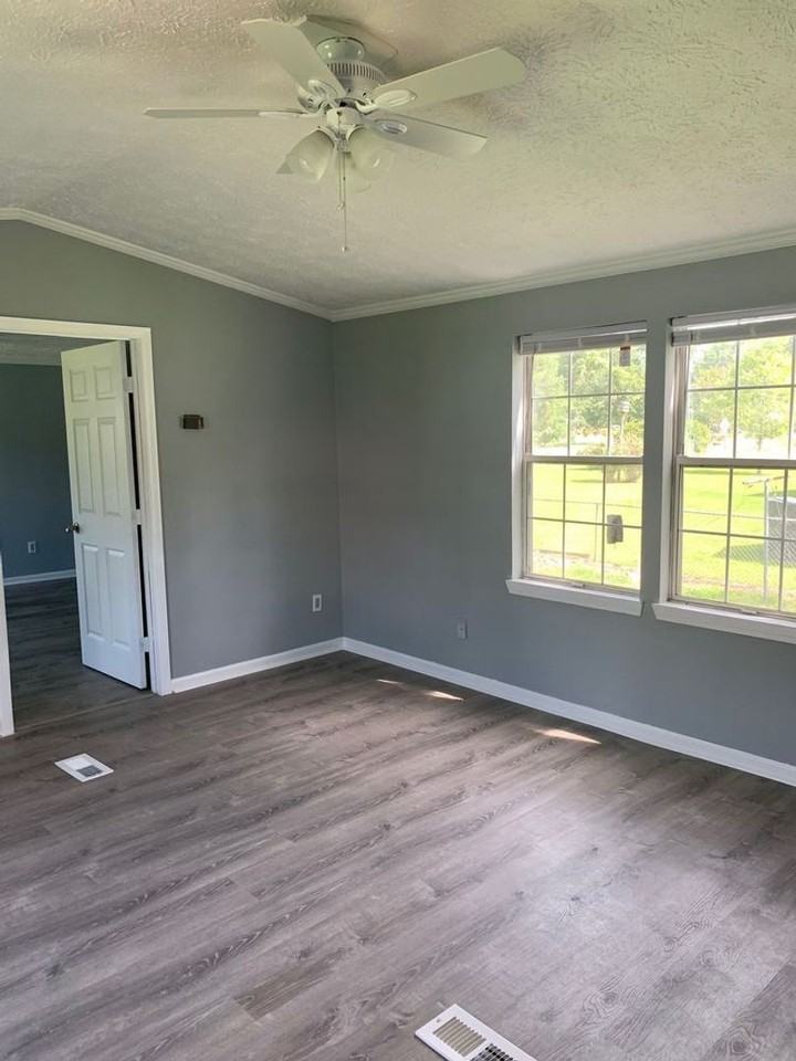 4615 Cove Rd - Photo 4 of 17