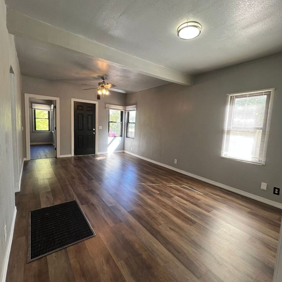 1905 1st St - Photo 2 of 9