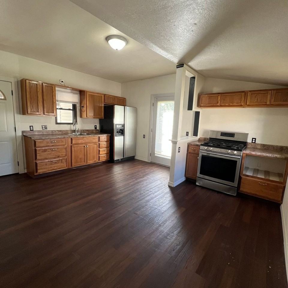 1905 1st St - Photo 3 of 9