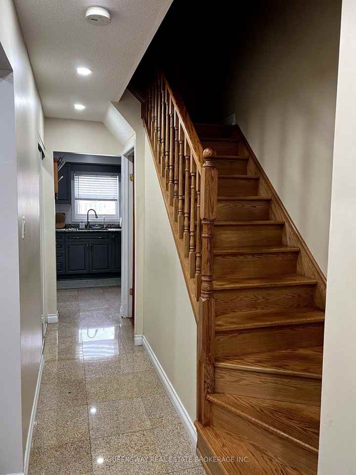 24 Manston Crescent - Photo 3 of 11