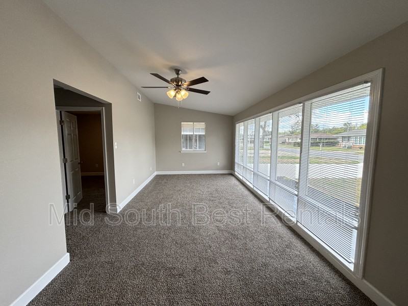 707 Shamrock Dr - Photo 2 of 8