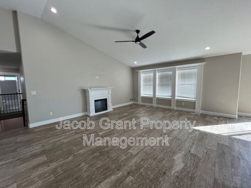 5694 Eaglewood Dr - Photo 4 of 21
