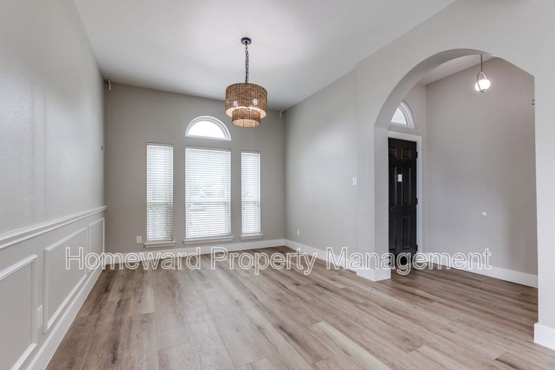5608 Manchester Dr - Photo 2 of 13