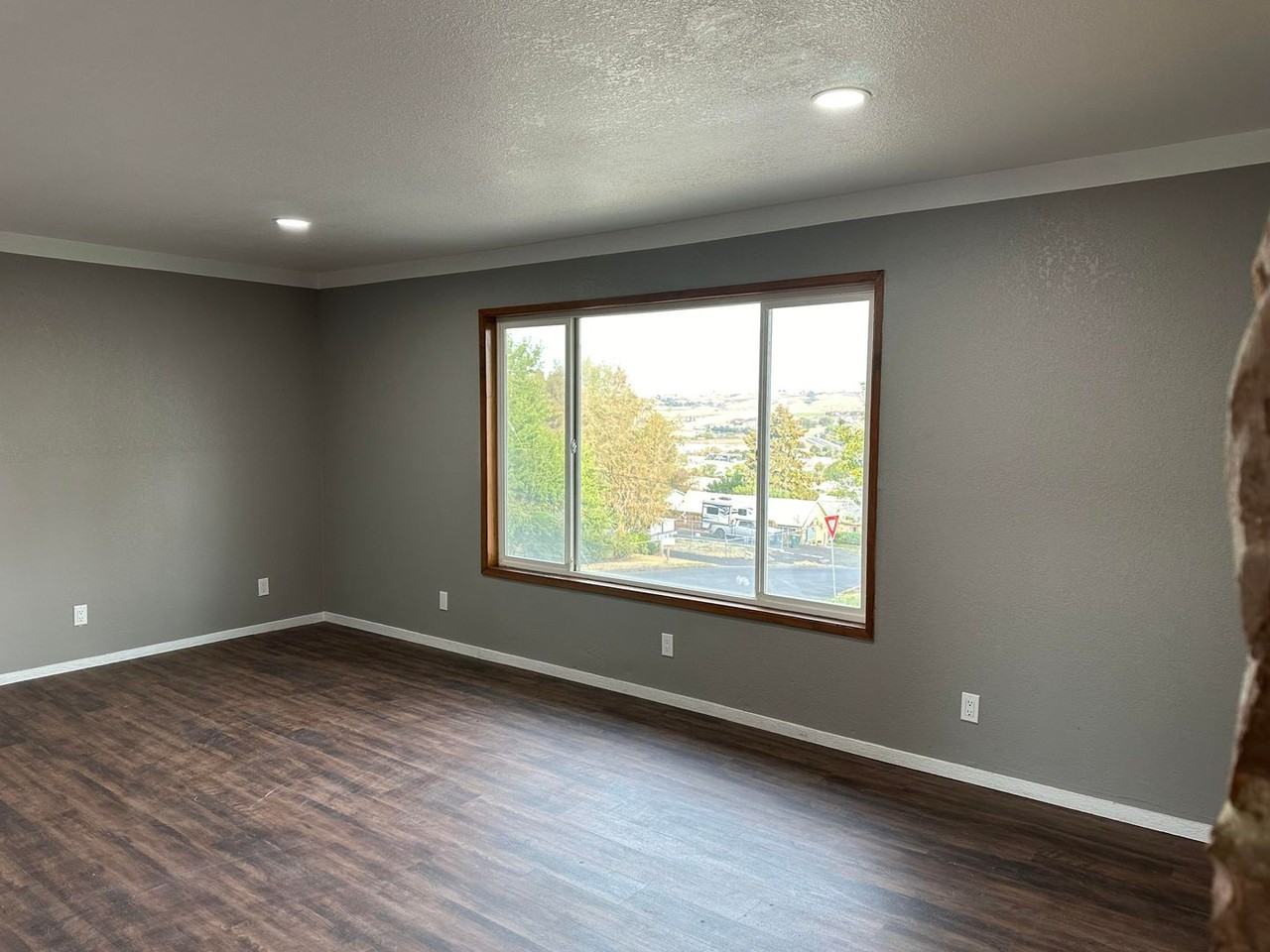 1212 Sw Isaac Ave - Photo 2 of 10