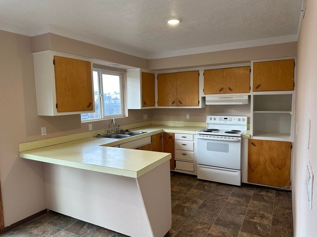 1212 Sw Isaac Ave - Photo 4 of 10