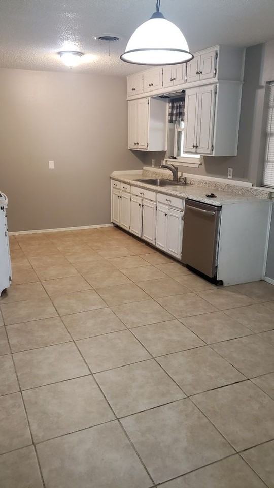 1020 Holly Ln - Photo 3 of 13