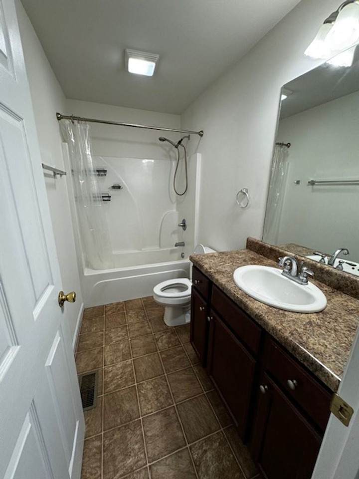 1549 13th St Se - Photo 5 of 6