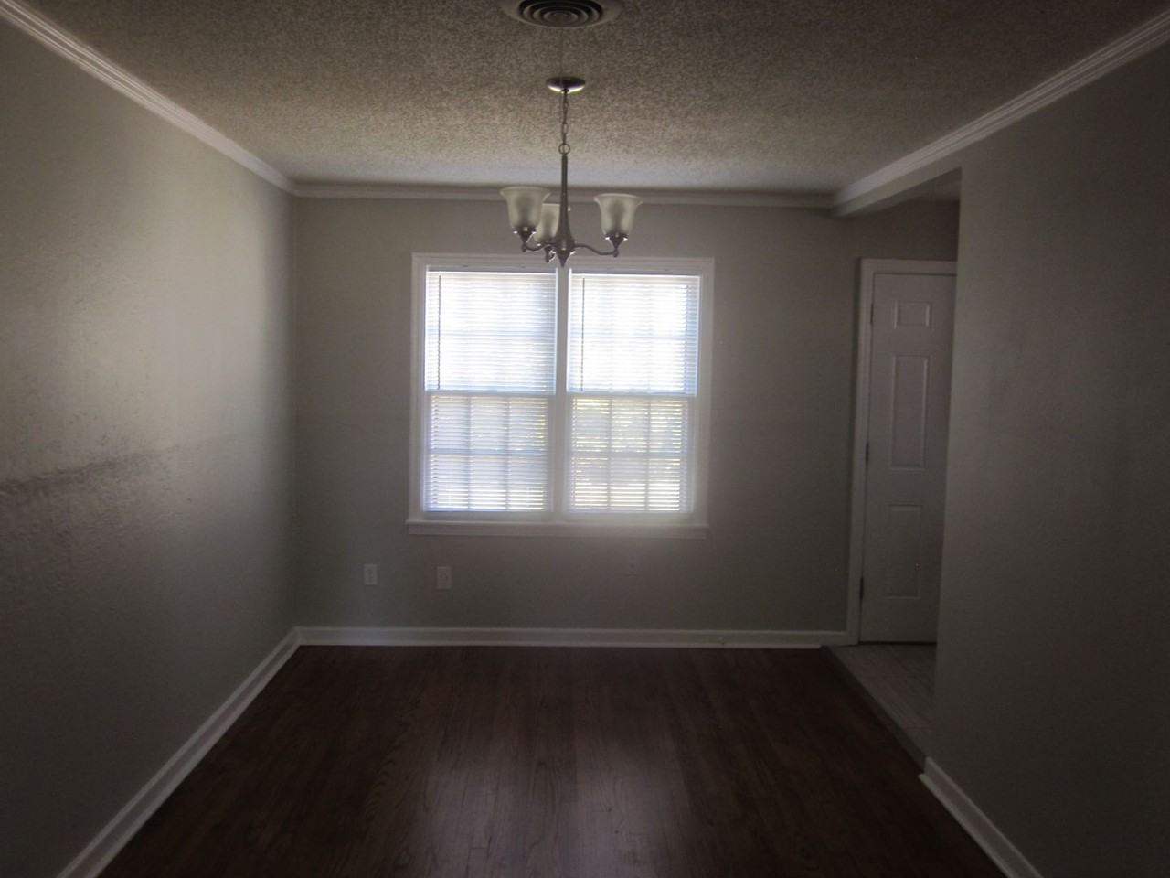 922 S Austin St - Photo 3 of 10