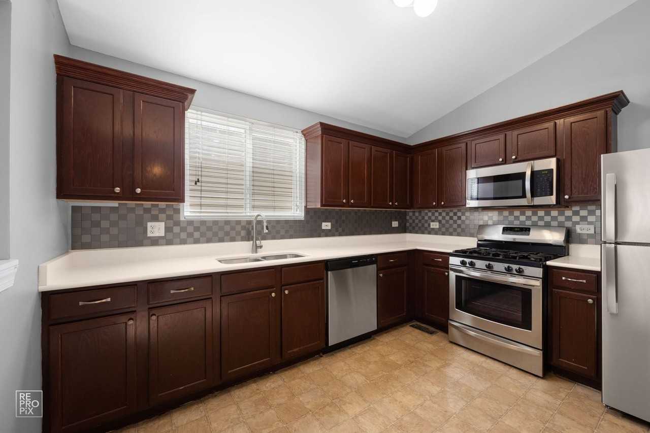 832 Symphony Dr - Photo 2 of 10