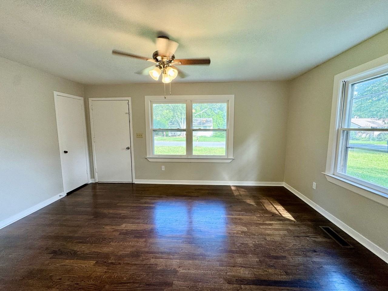 1319 Laura Ave - Photo 5 of 30