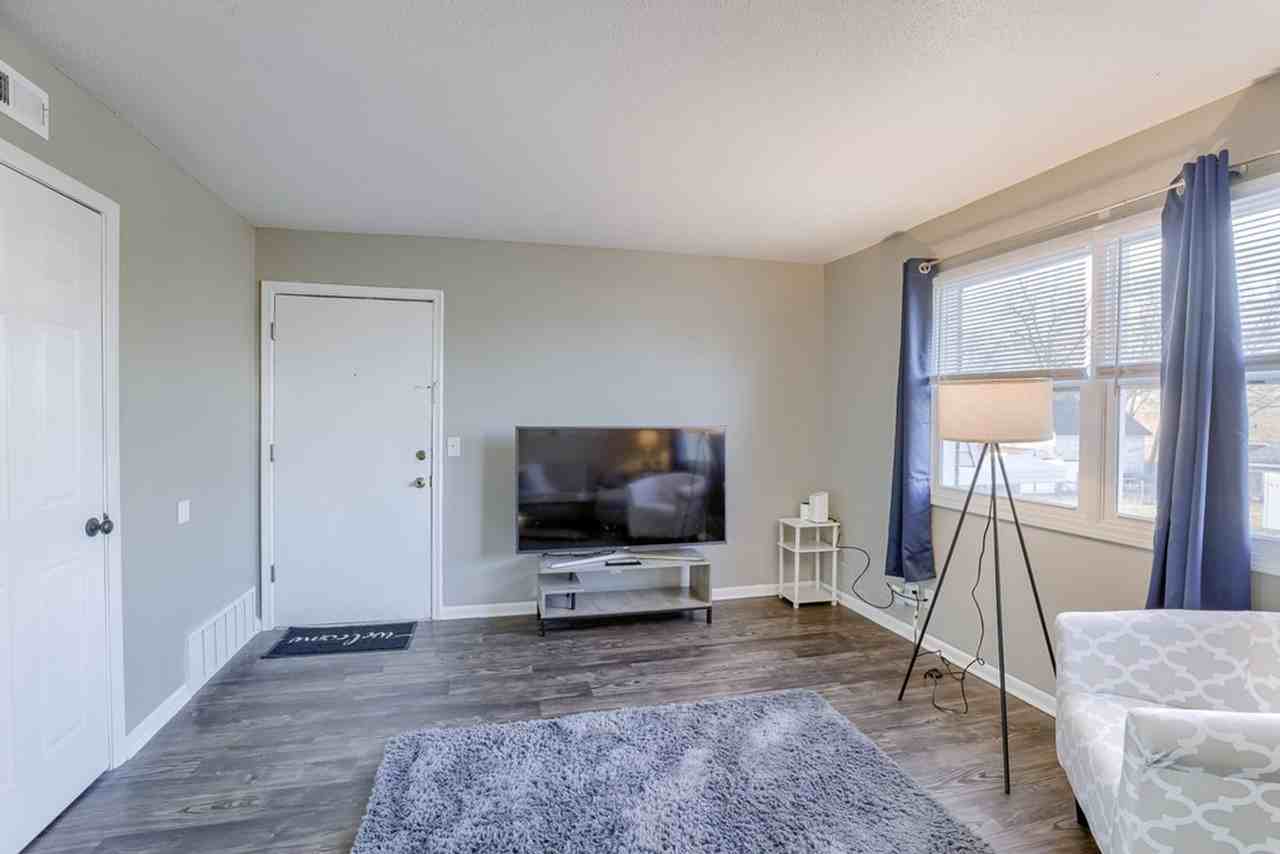 135 E Sheridan St #2 - Photo 3 of 25