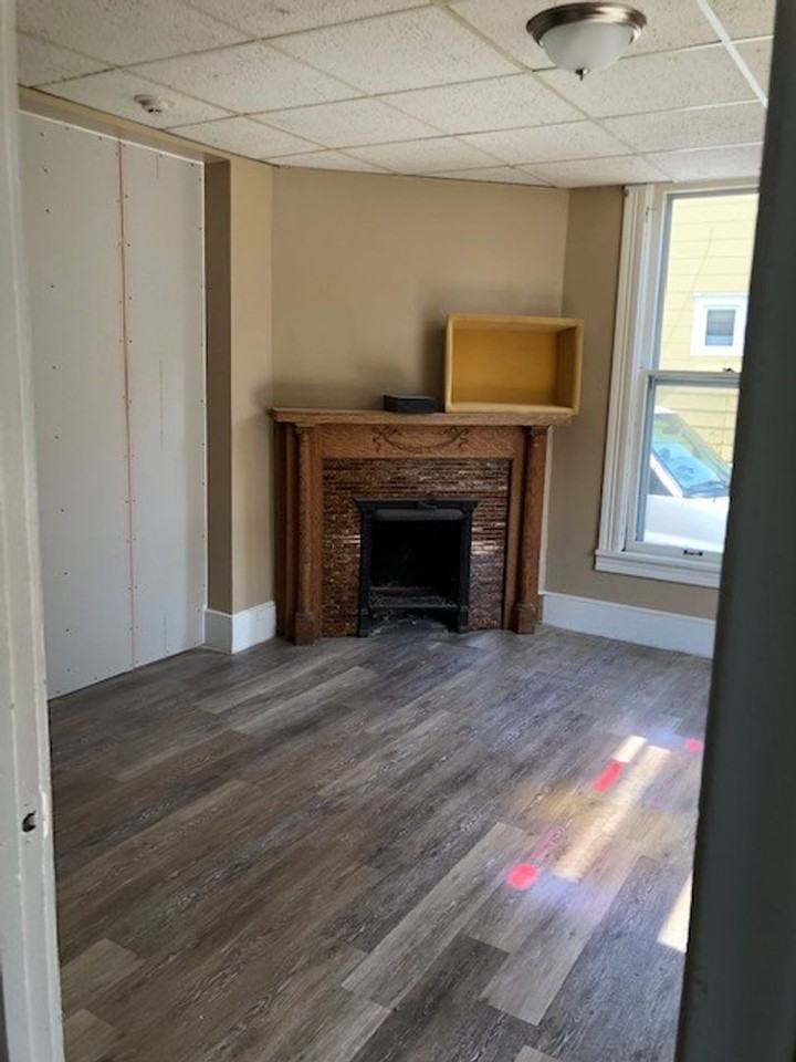 1307 6th St Se - Photo 2 of 5
