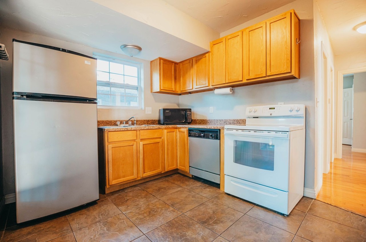 800 E Grand St - Photo 4 of 17
