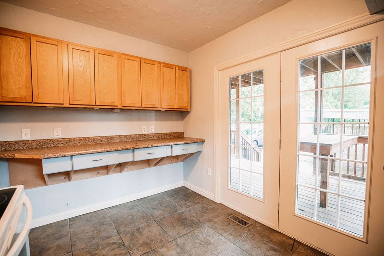 800 E Grand St - Photo 5 of 17