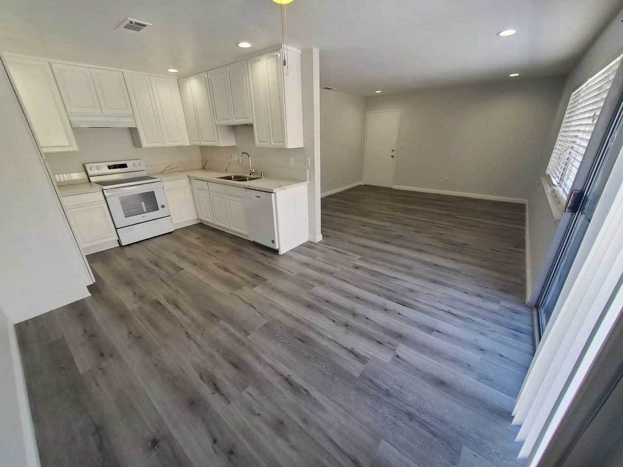 3856 Chelsea Dr - Photo 3 of 10