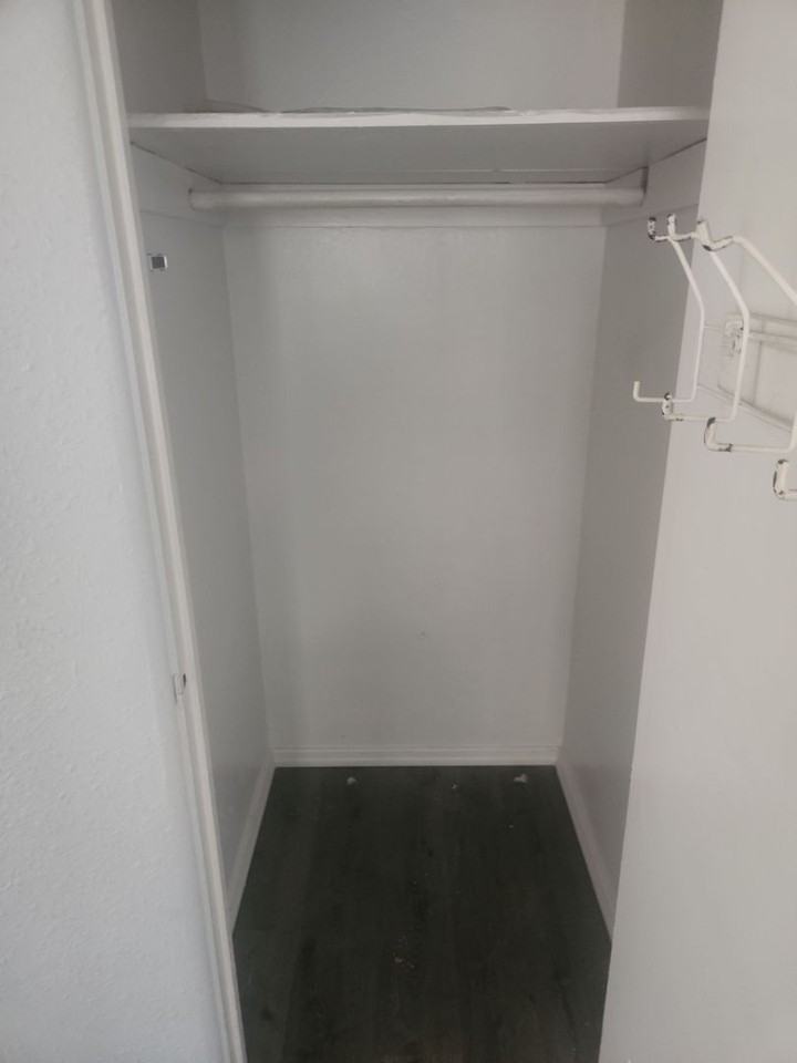 1041 Tudor Ln - Photo 2 of 13