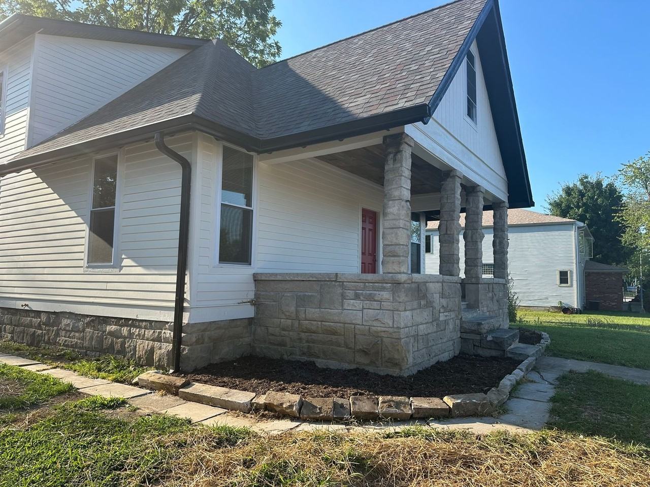 1013 S Walnut St - Photo 2 of 24