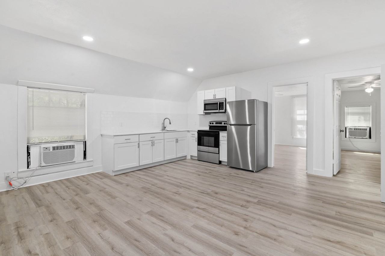 827 S Crockett - Photo 2 of 15