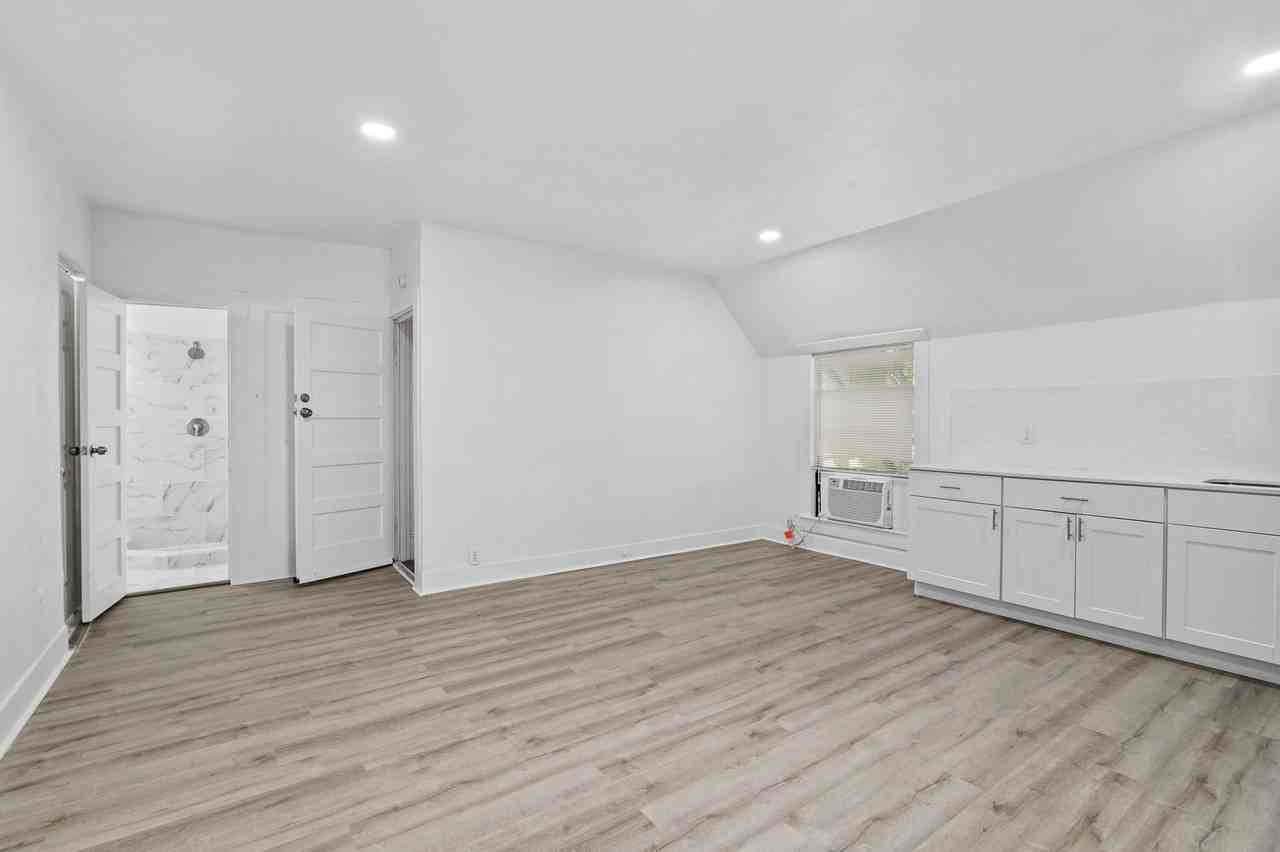 827 S Crockett - Photo 3 of 15