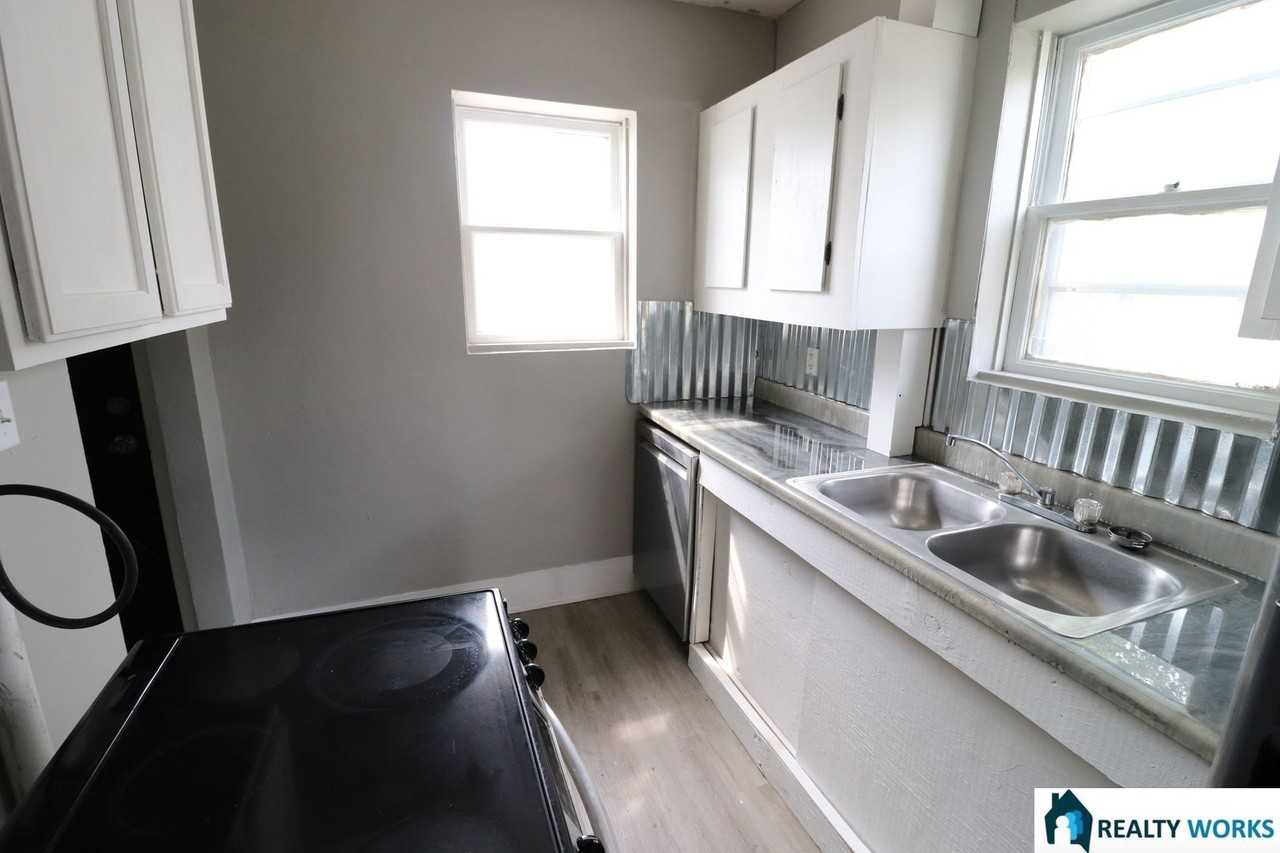 2501 H St - Photo 2 of 7