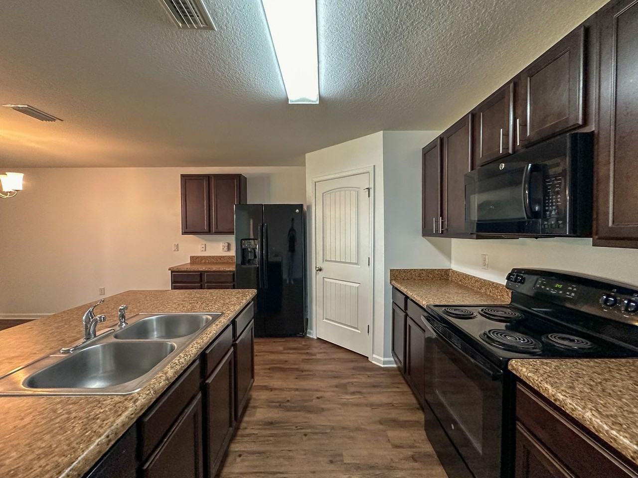 2123 Waltham St - Photo 3 of 22