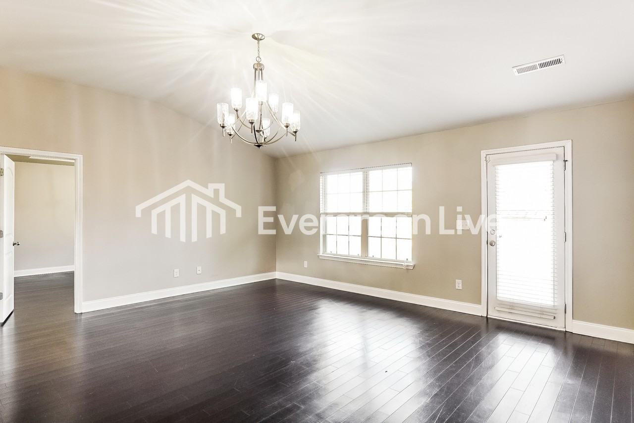 212 Hillcrest Dr - Photo 4 of 16