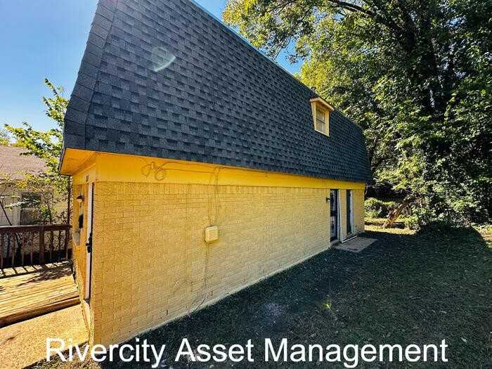 1427 Englewood St - Photo 2 of 13