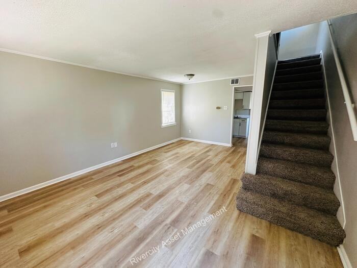 1427 Englewood St - Photo 3 of 13