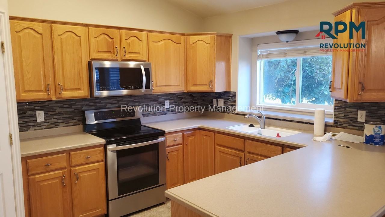 956 E 2675 N - Photo 3 of 22