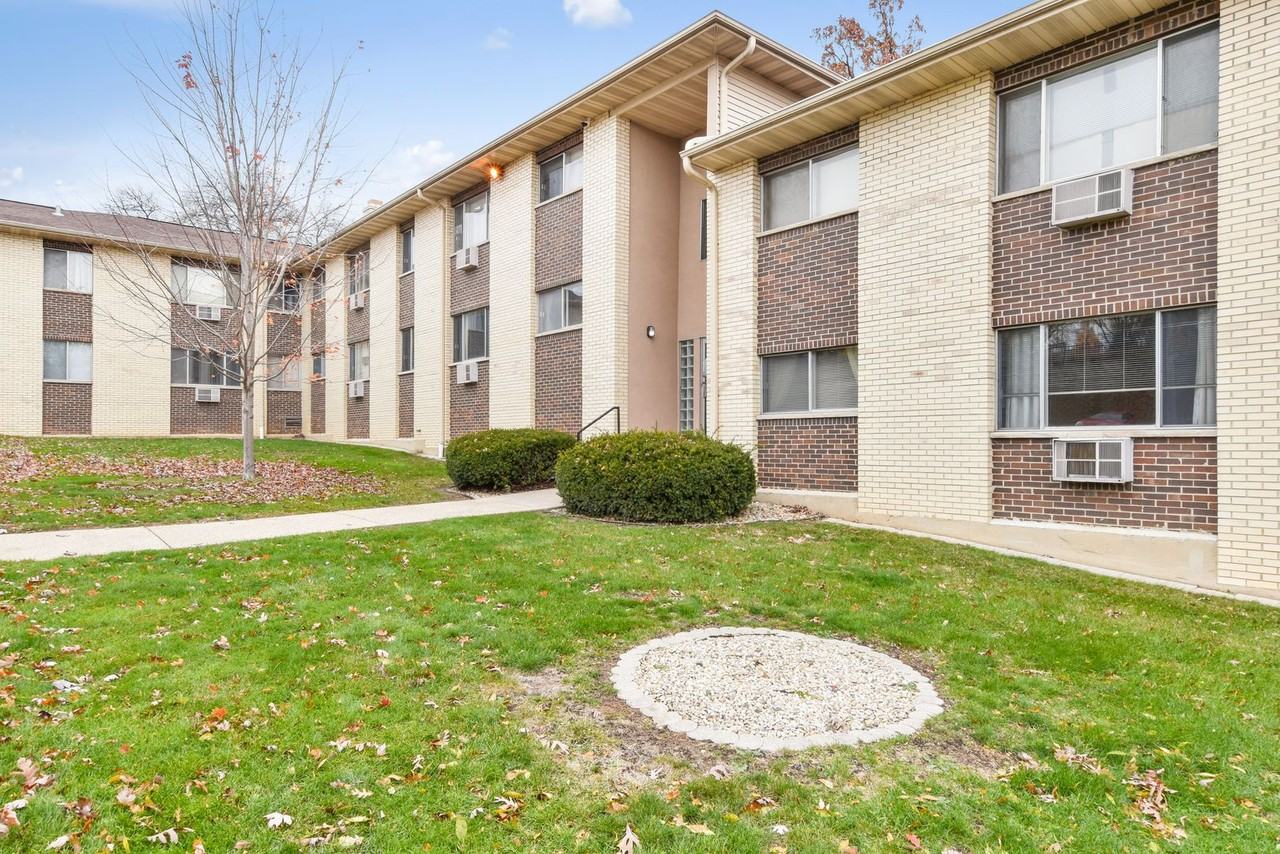 Executive East Apartments - Photo 2 of 5